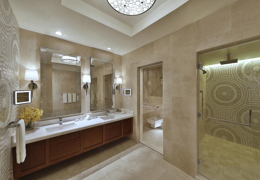 Hilton_Convention_Hotel_Bathroom