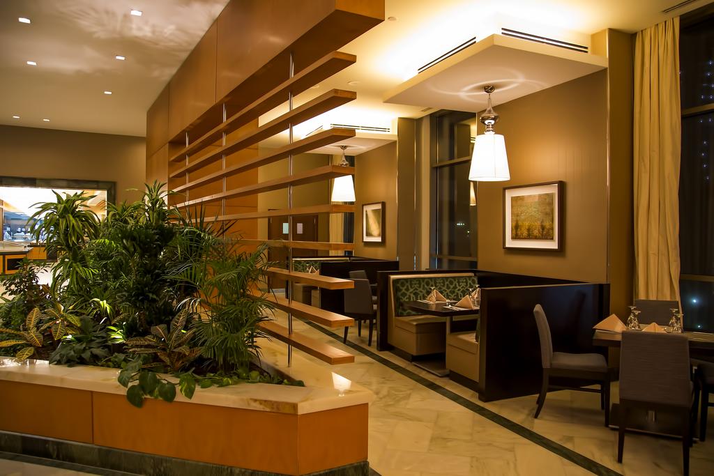 Hilton_Suites_Hotel_Dining_Area